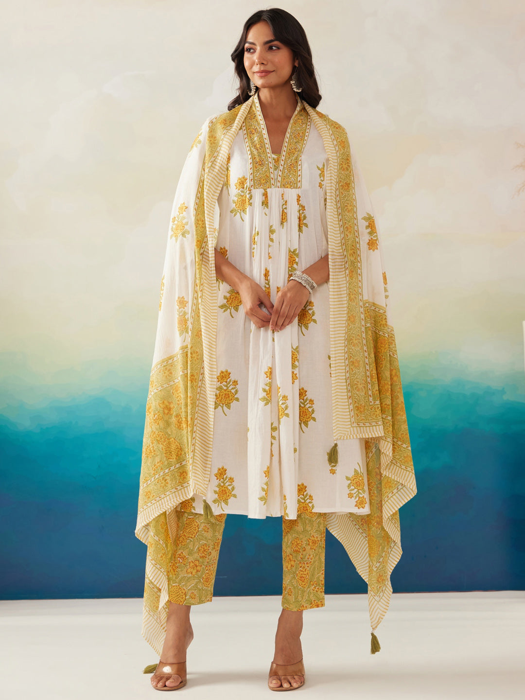 Holi, Id-ul-Fitr  ,Gudi Padwa  ,Maha Shivaratri ,Dresses for holi ,Pakistani suits ,Holi outfit ,Kurta sets with dupatta ,Anarkali suits ,Printed maxi dresses, Indo-western dresses ,Cotton Dress ,Floral Dress, Ethnic Wear, Ethnic Dresses, Red suits, Suits, Kurtas, Myntra Finds, New Designs, New Arrivals, Trending Dress, Ethnic Look, Bridal look, aacho, Love season, Libas, Aurelia, indya, Shalwar kameez, Salwar, Sword, Sherwani, Teal, Crop top, Anarkali, Floral design,